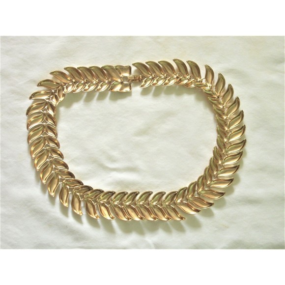 Vintage V Link Collar Necklace Gold Tone Shiny Lightweight Valentine Birthday - Picture 3 of 7
